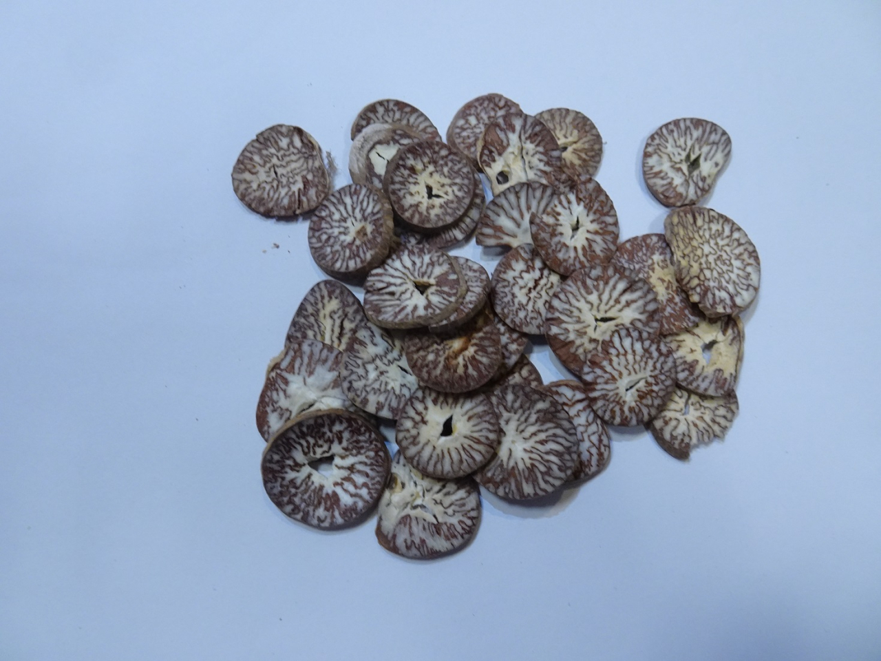 衞生署要求兩間中藥材批發商收回黃曲霉毒素超標「檳榔」。（政府新聞處）