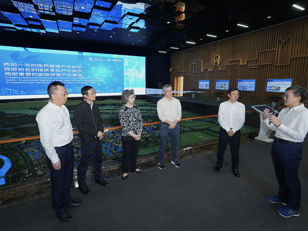 楊何蓓茵（左三）等人到成都溫江高新技術產業園區考察。（政府新聞處）