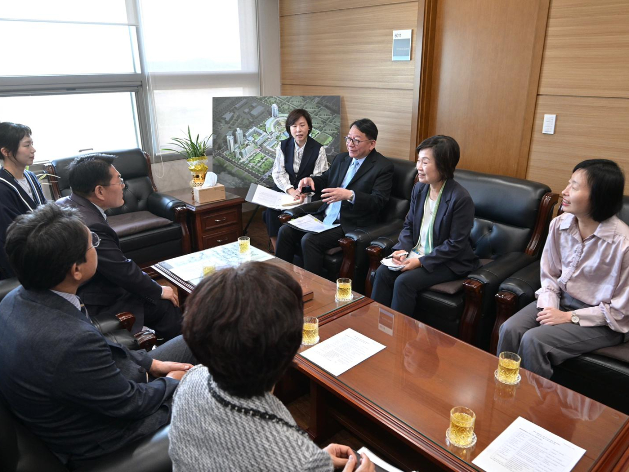 代表團考察仁川國際大學城，並聽取校方講解校園的發展和規劃。（政府新聞處）