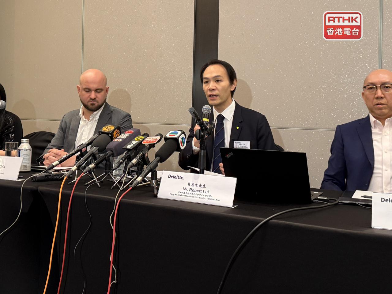 呂志宏（右二）說，財務職能正由傳統監控職能，轉化為主動推動企業績效。（任浩鋒攝）