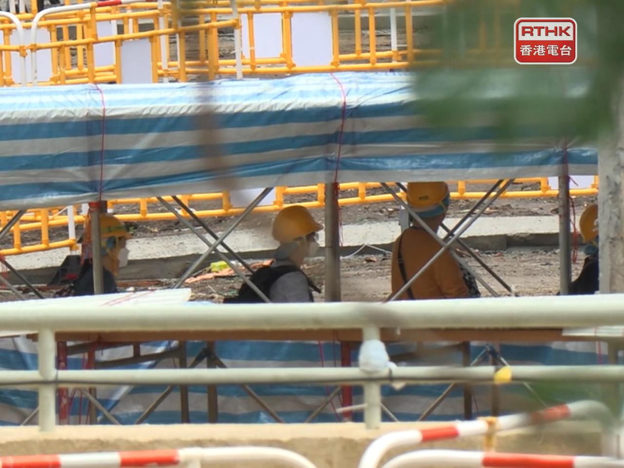 政府表示，上樓秩序良好，運作大致暢順，有114戶、共413人上樓。（鍾家銘攝）