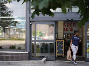 美國密歇根大學4月消費者信心指數終值報49.8，創近4年新低，但仍高於預期。（新華社資料圖片）