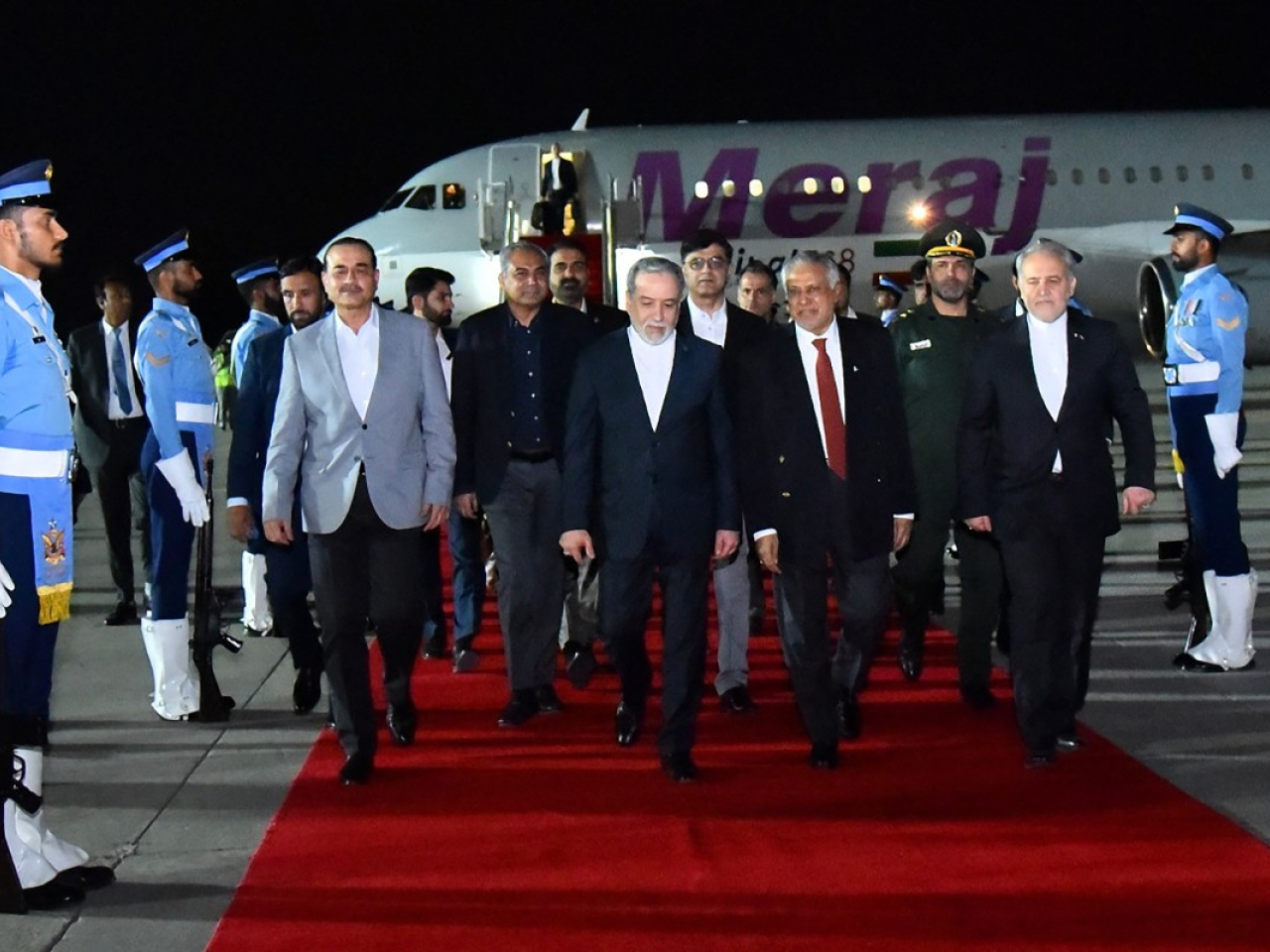 伊朗外長阿拉格齊率領的代表團抵達巴基斯坦首都伊斯蘭堡。（法新社）