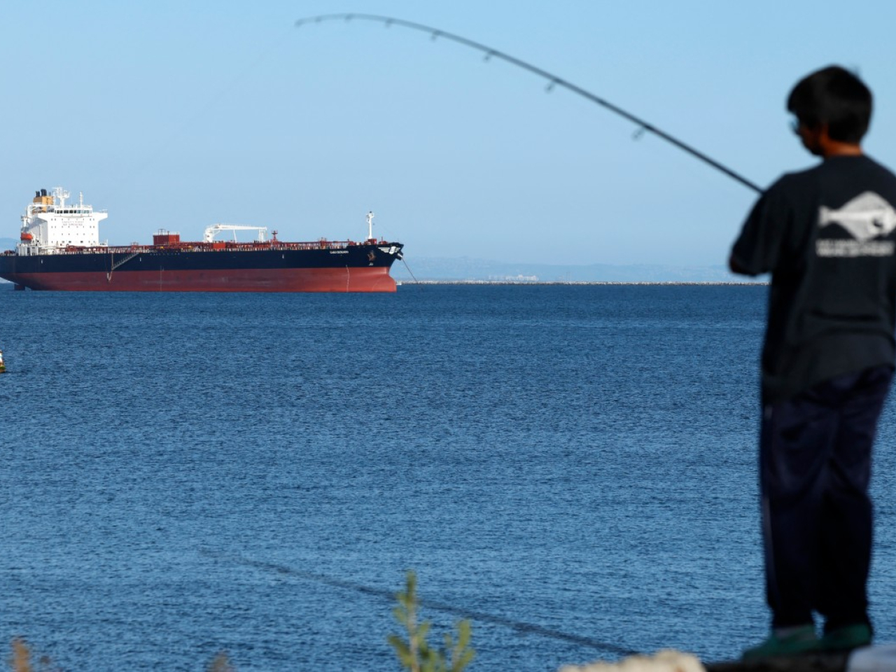 財政部表示，對大約40間航運公司和船隻實施制裁，指他們被認定為伊朗影子船隊的一部分。(法新社資料圖片)