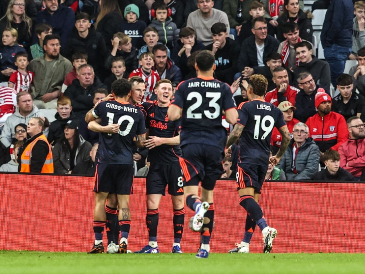 森林前鋒基斯活與隊友慶祝入球。(法新社)