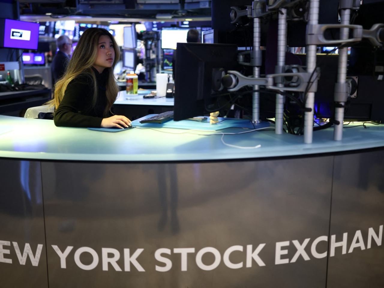 道瓊斯指數偏軟，納斯達克指數和標準普爾500指數都創新高。（法新社）