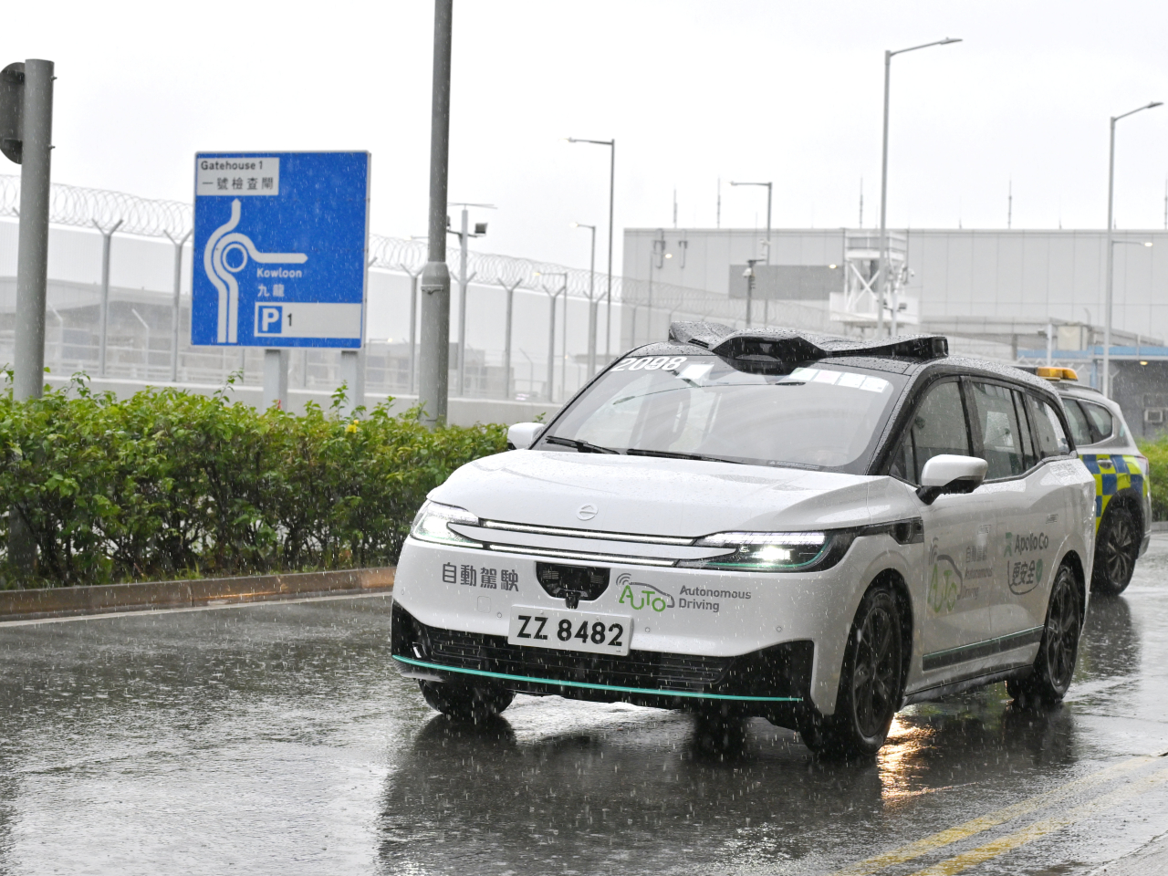 運輸署署長謝詠誼視察其中一個於機場島進行的測試項目，並試乘自動私家車，了解項目進度，欣悉各路段的測試表現穩定、安全、暢順。（政府新聞處提供）