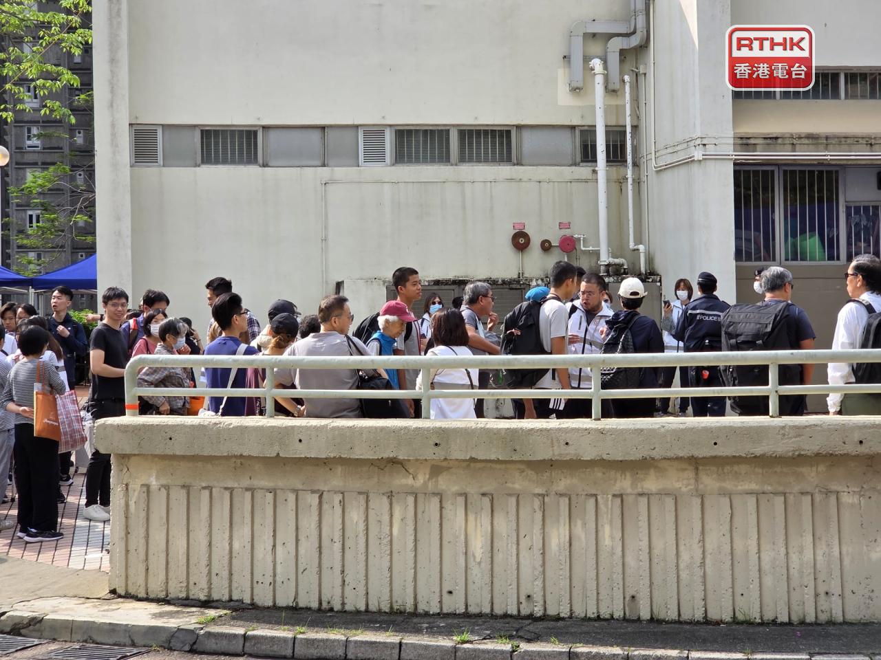 居民今早在廣福社區會堂外，排隊登記上樓。（陳曉慶攝）