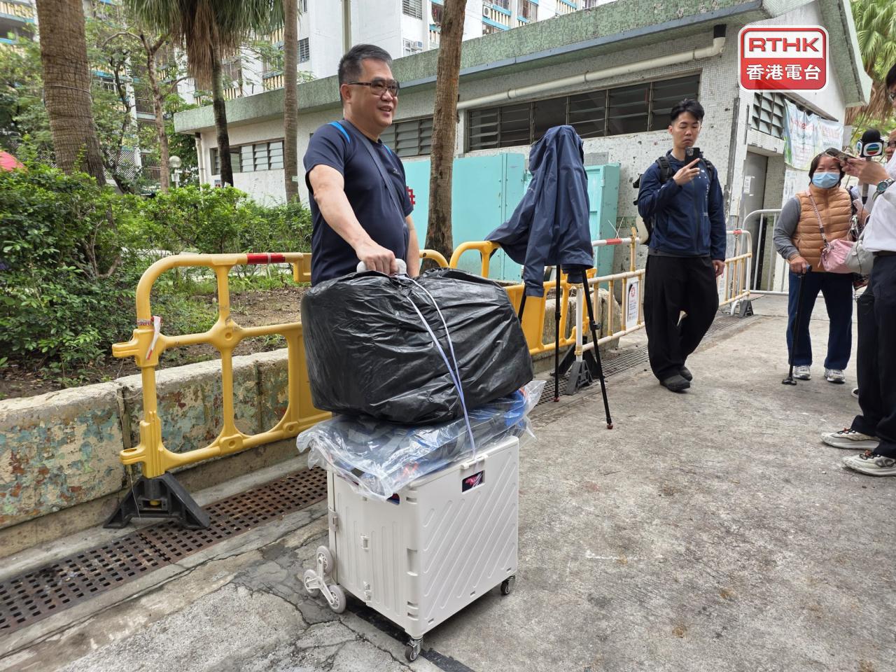 麥先生今日與太太及兒子上樓執拾，他說住在單位40多年，好有感情。（陳曉慶攝）