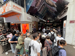 戲院門口不少人排隊入場。（李俊傑攝）