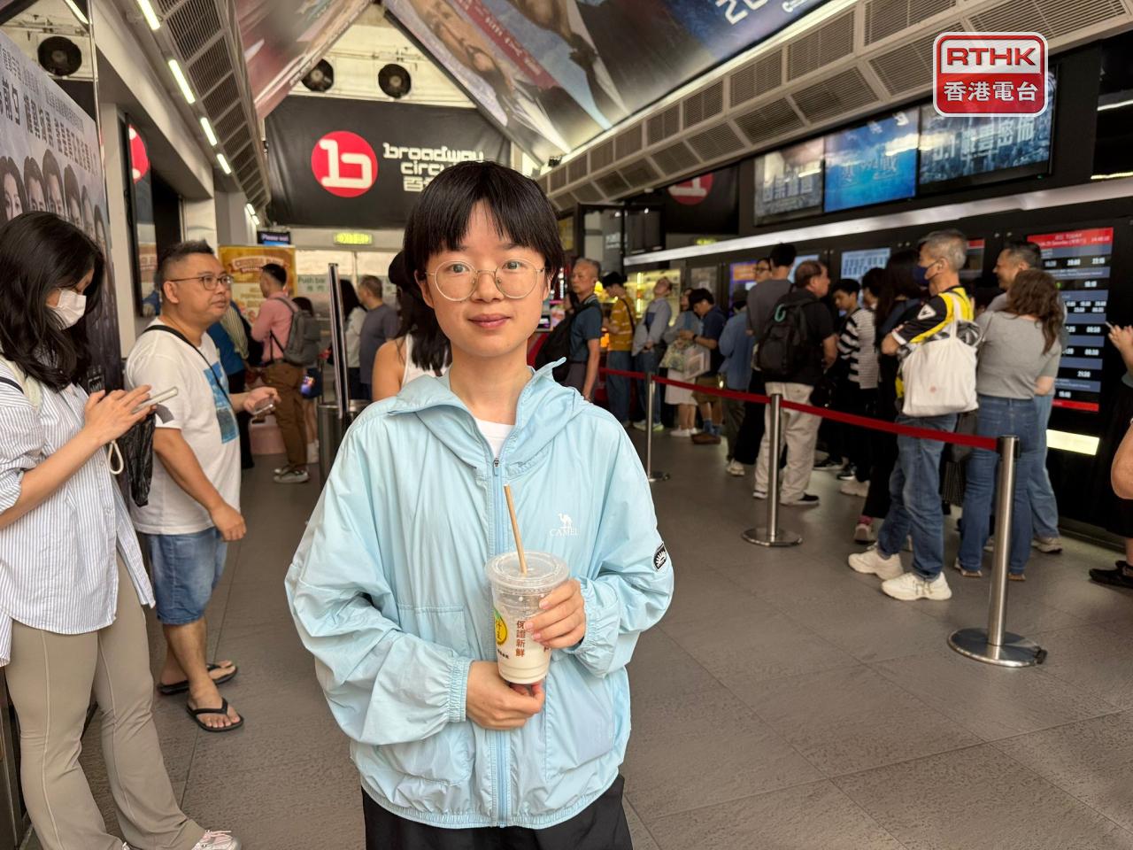 內地遊客李小姐表示，覺得在香港戲院看電影氣氛很好。（李俊傑攝）