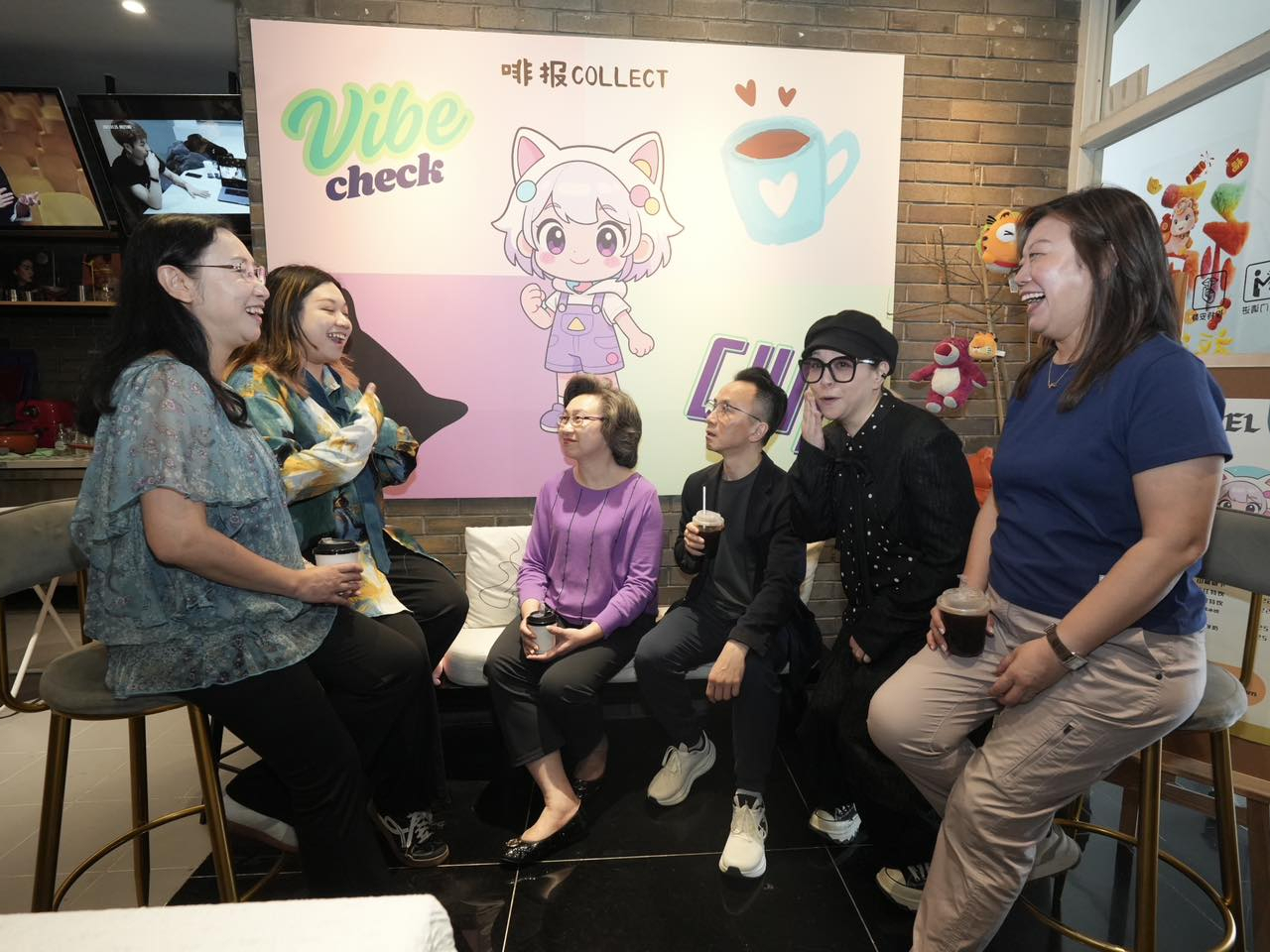 楊何蓓茵率領常任秘書長以及部門首長的研修班，上午在成都的川港青年創新創業社區參觀。（楊何蓓茵社交網頁圖片）