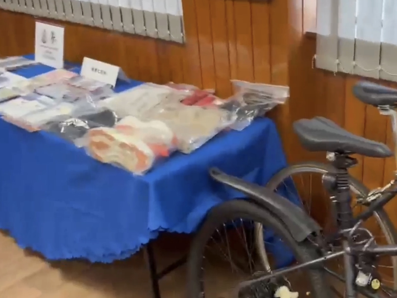 行動中，警方檢獲兩架單車、一批手提電話、被捕人犯案時身穿的衣物及小量現金等。（警方社交網頁截圖）