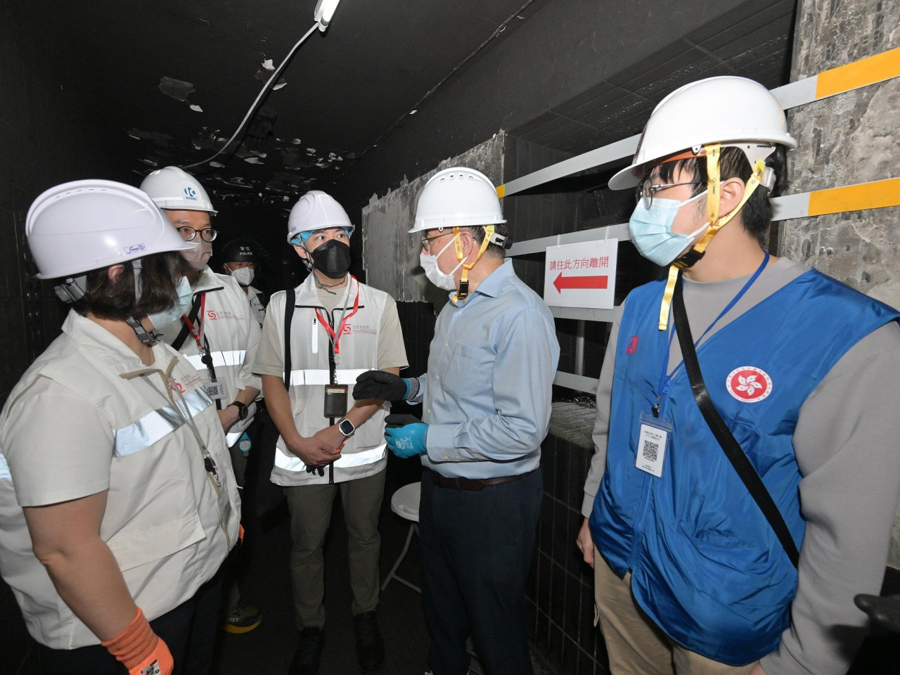 卓永興今日到宏昌閣中層，為駐守樓層的警員、消防和救護、民安隊隊員，以及駐樓層專隊打氣。（政府新聞處）