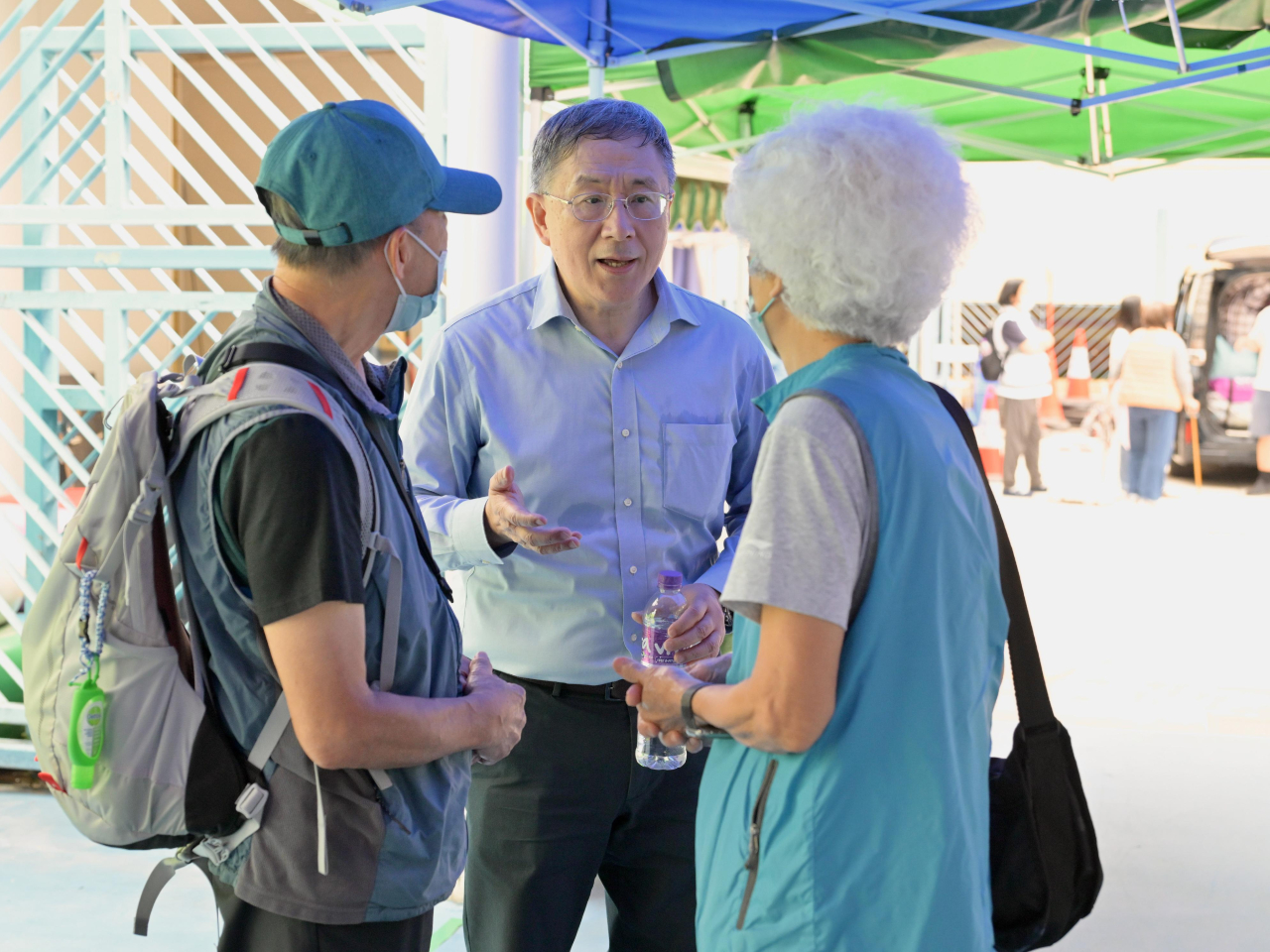 卓永興（中）與宏仁閣居民交談。（政府新聞處）