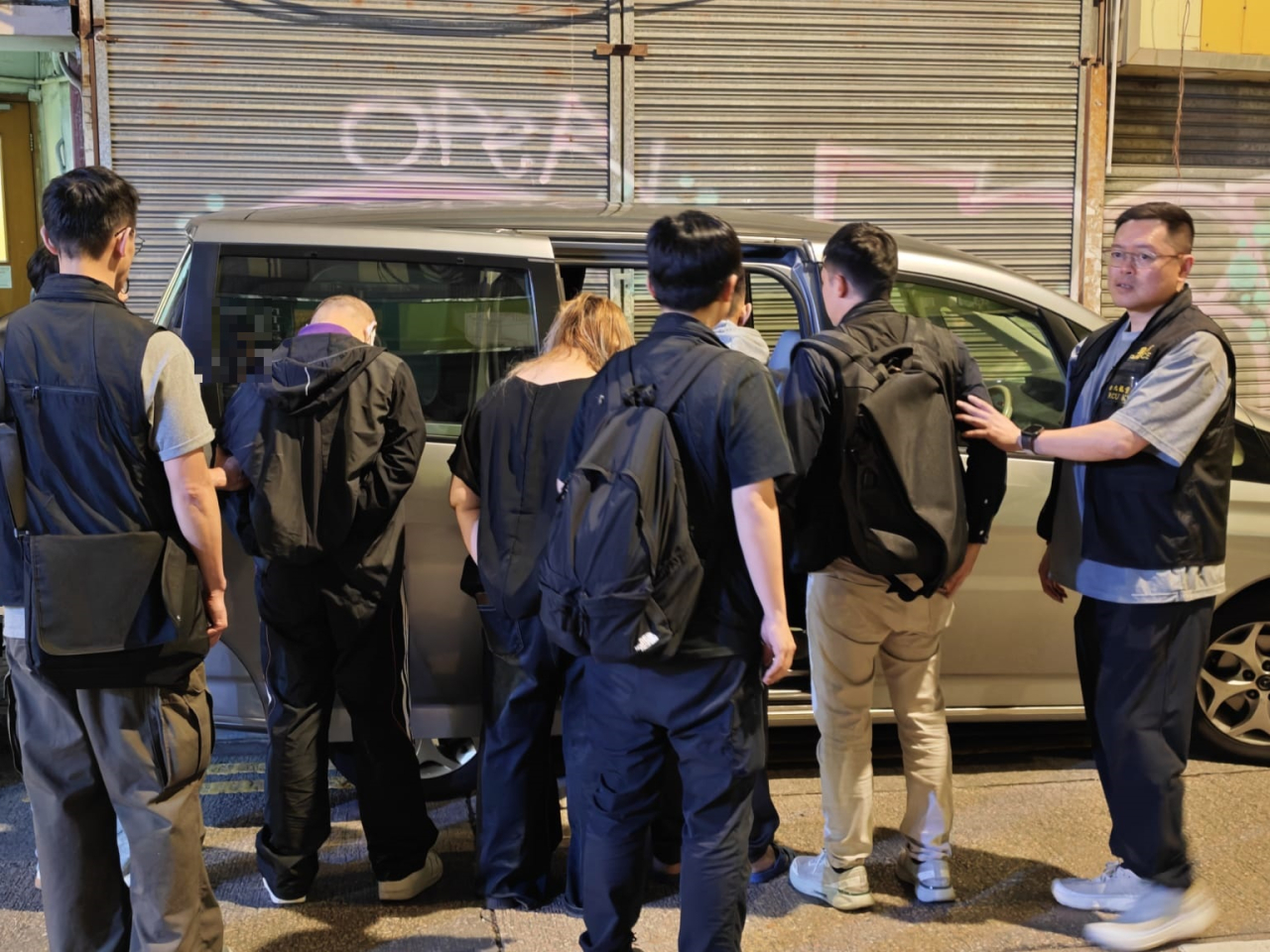 警方在油麻地及長沙灣拘捕5人，涉嫌與至少14宗電單車盜竊案有關。（警方提供）