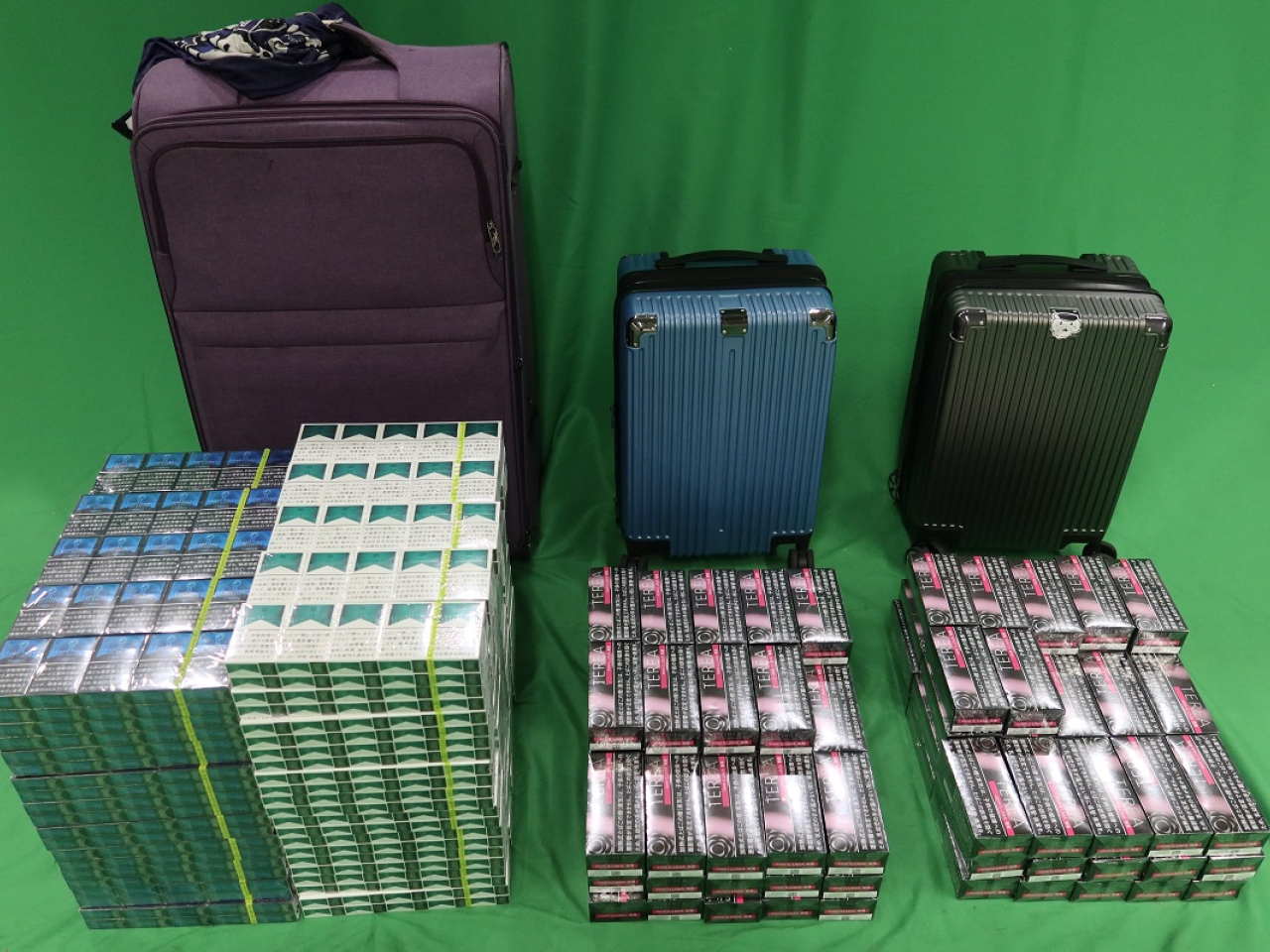 海關人員檢獲約2萬1000支未完稅香煙，以及約2萬1200件另類吸煙產品，市值約21萬1000元。（政府新聞處）