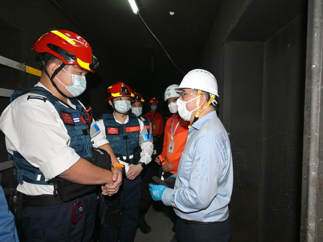 卓永興為駐守樓層的警員、消防和救護、民安隊隊員，以及駐樓層專隊打氣。（政府新聞處）