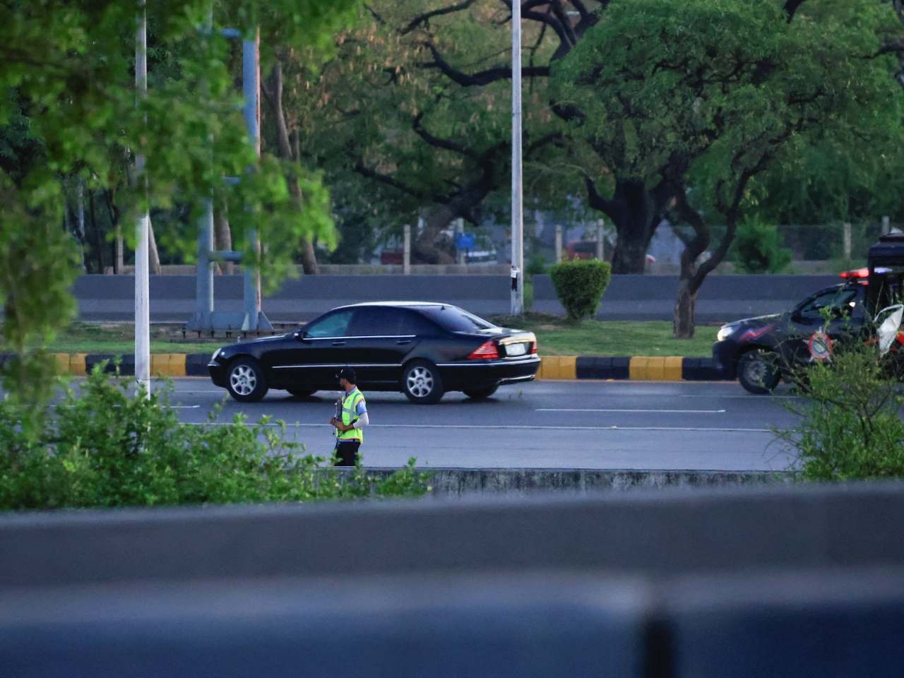 傳媒拍得相信是伊朗代表團的車隊離開。(路透社)