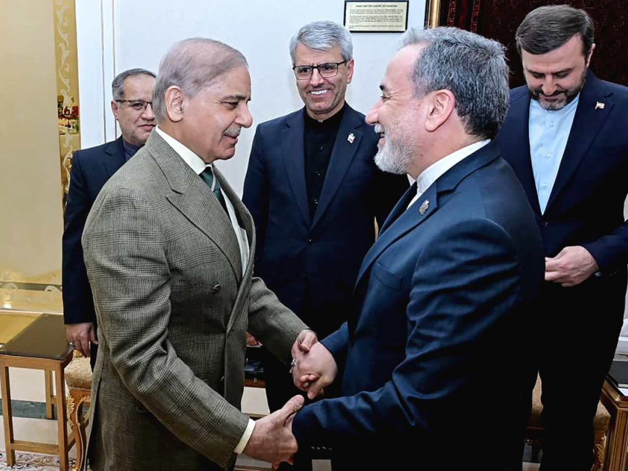 阿拉格齊訪問伊斯蘭堡期間，與巴基斯坦總理夏巴茲會面。（法新社）