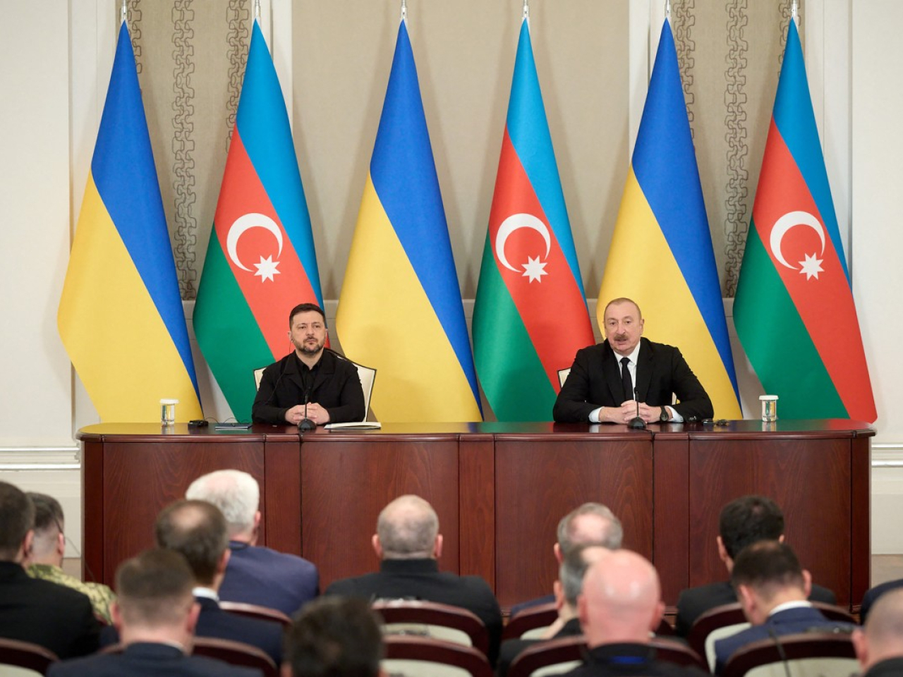 澤連斯基到訪阿塞拜疆，與總統阿利耶夫會談並出席記者會。（法新社）