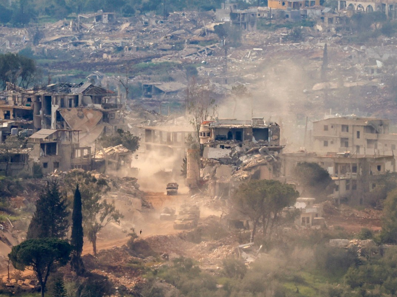在戰火下，黎巴嫩南部地區的建築物嚴重受損。（法新社）
