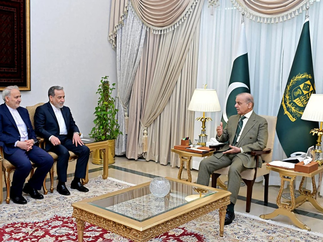 巴基斯坦總理夏巴茲星期六與阿拉格齊會面。（法新社）