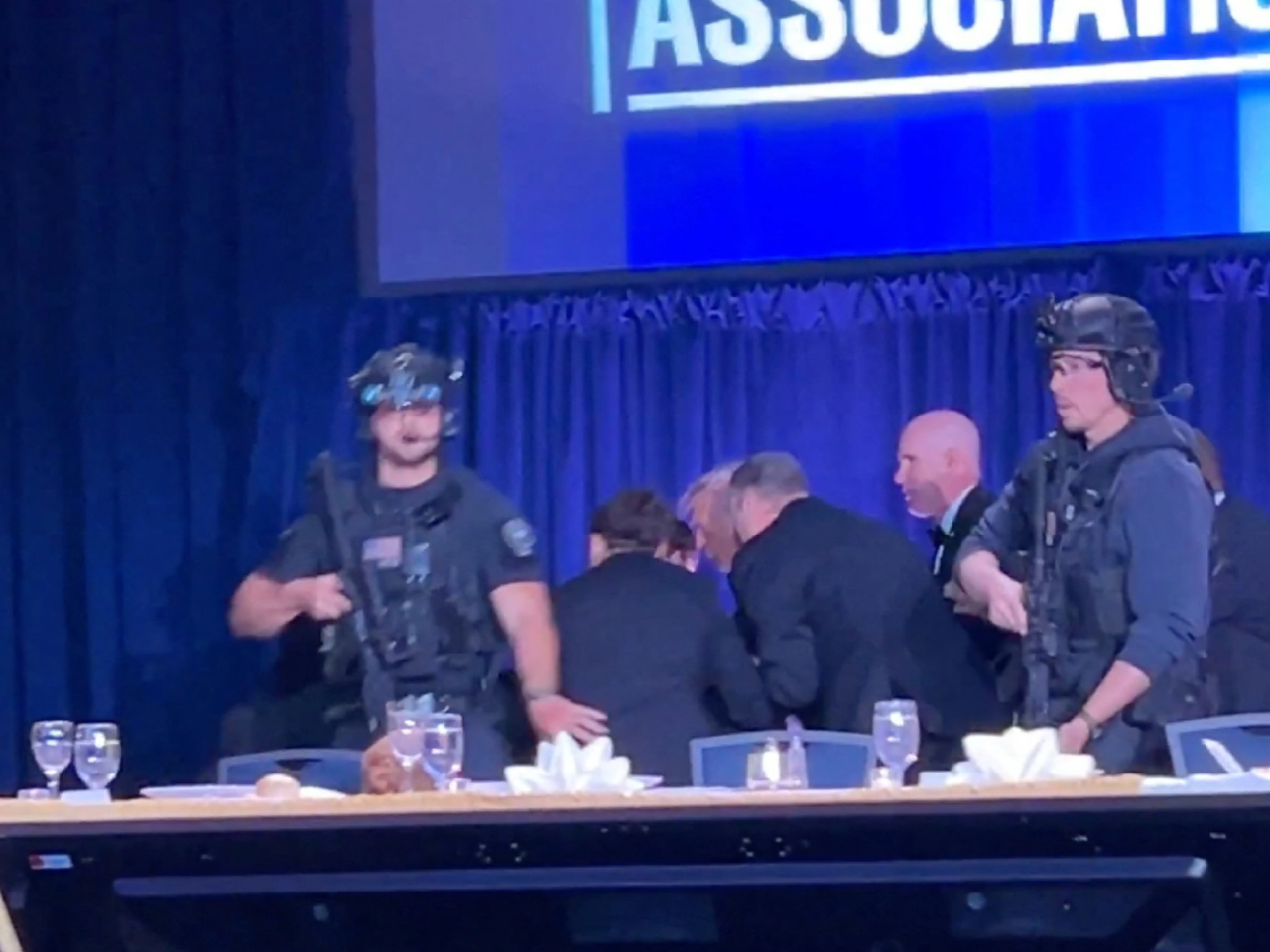 有現場畫面顯示，特朗普在特勤局特工護送下離開。（路透社）