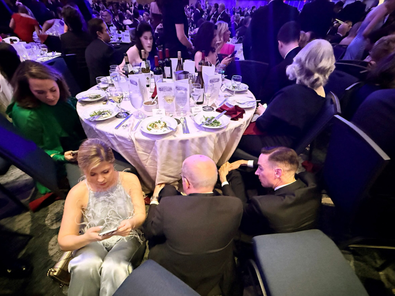 特朗普與夫人被護送離開，其他宴會賓客就被要求伏下躲避。（路透社）