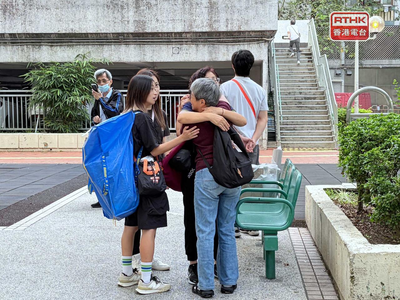 有居民互相慰問相擁。（鄧鈞尤攝）