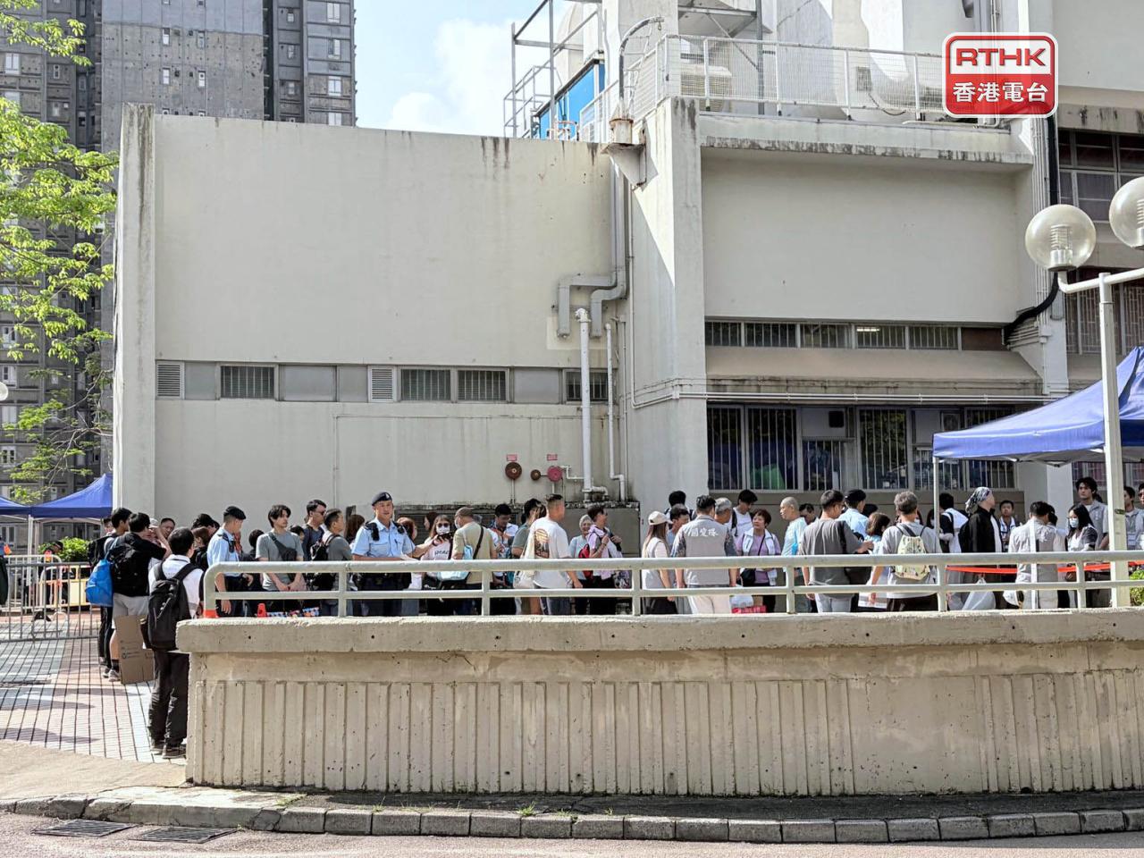 不少居民早上在廣福社區會堂外等候登記。（鄧鈞尤攝）