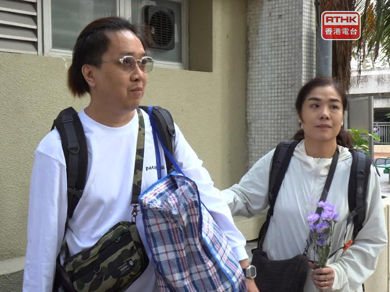 有居民帶同鮮花紀念因大火喪生鄰居。（鍾家銘攝）