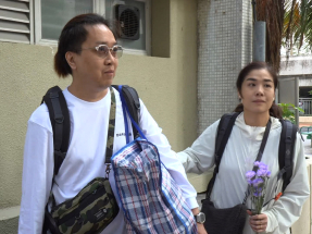 宏道閣宏昌閣居民上樓執拾　有人帶同鮮花紀念大火中喪生鄰居