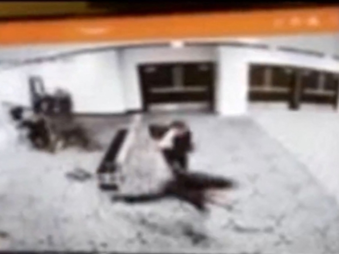 特朗普發布的片段就顯示一名男子快速衝過酒店安檢站，安檢人員拔槍追擊。（路透社）