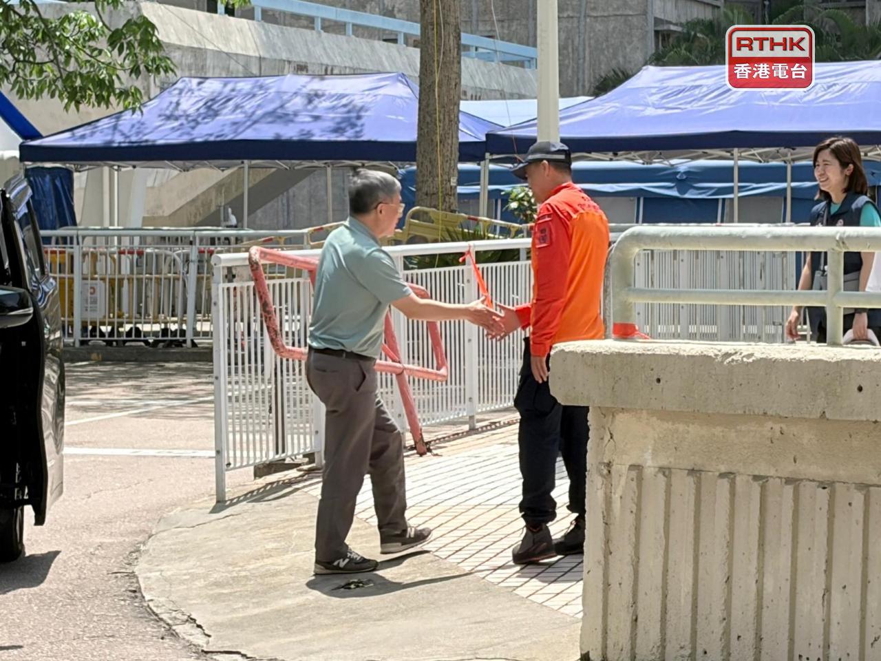 卓永興先後到廣福社區會堂及部分樓宇等視察。（鄧鈞尤攝）