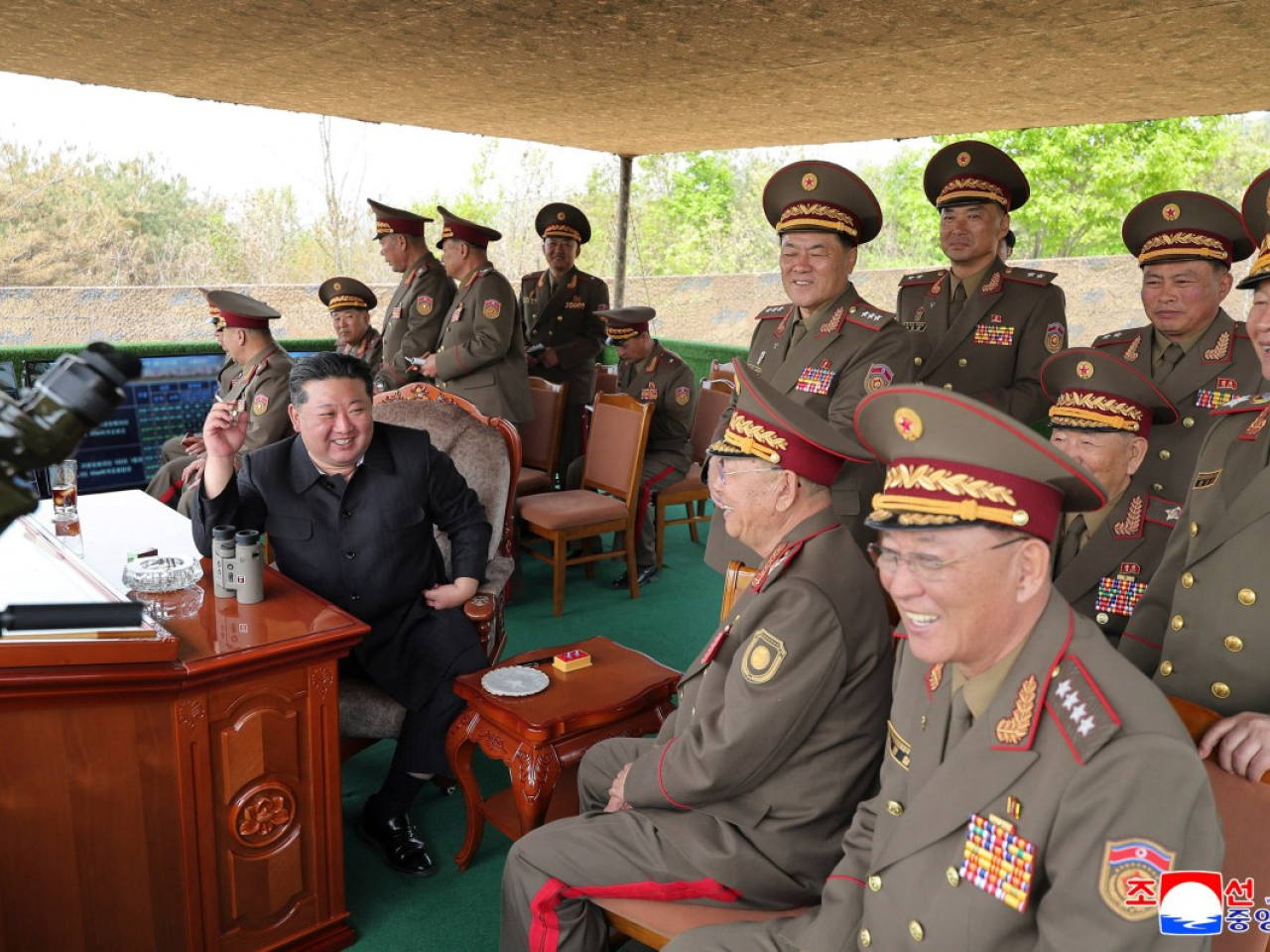 金正恩在人民革命軍成立日視察部隊。（法新社）