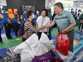 卓永興視察宏福苑居民上樓安排並與居民交談