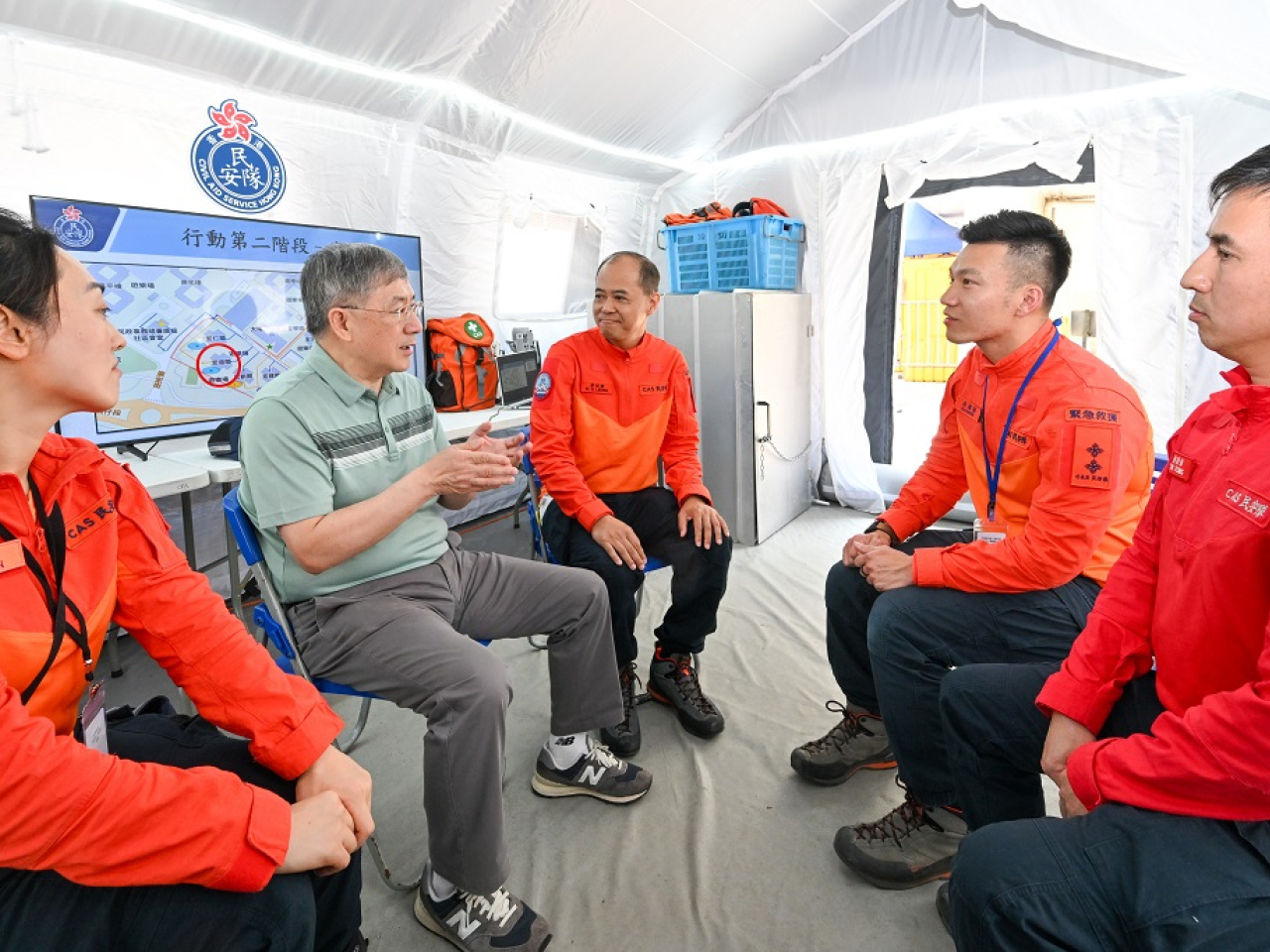 卓永興感謝參與上樓安排人員以同理心支援居民上樓。（政府新聞處）