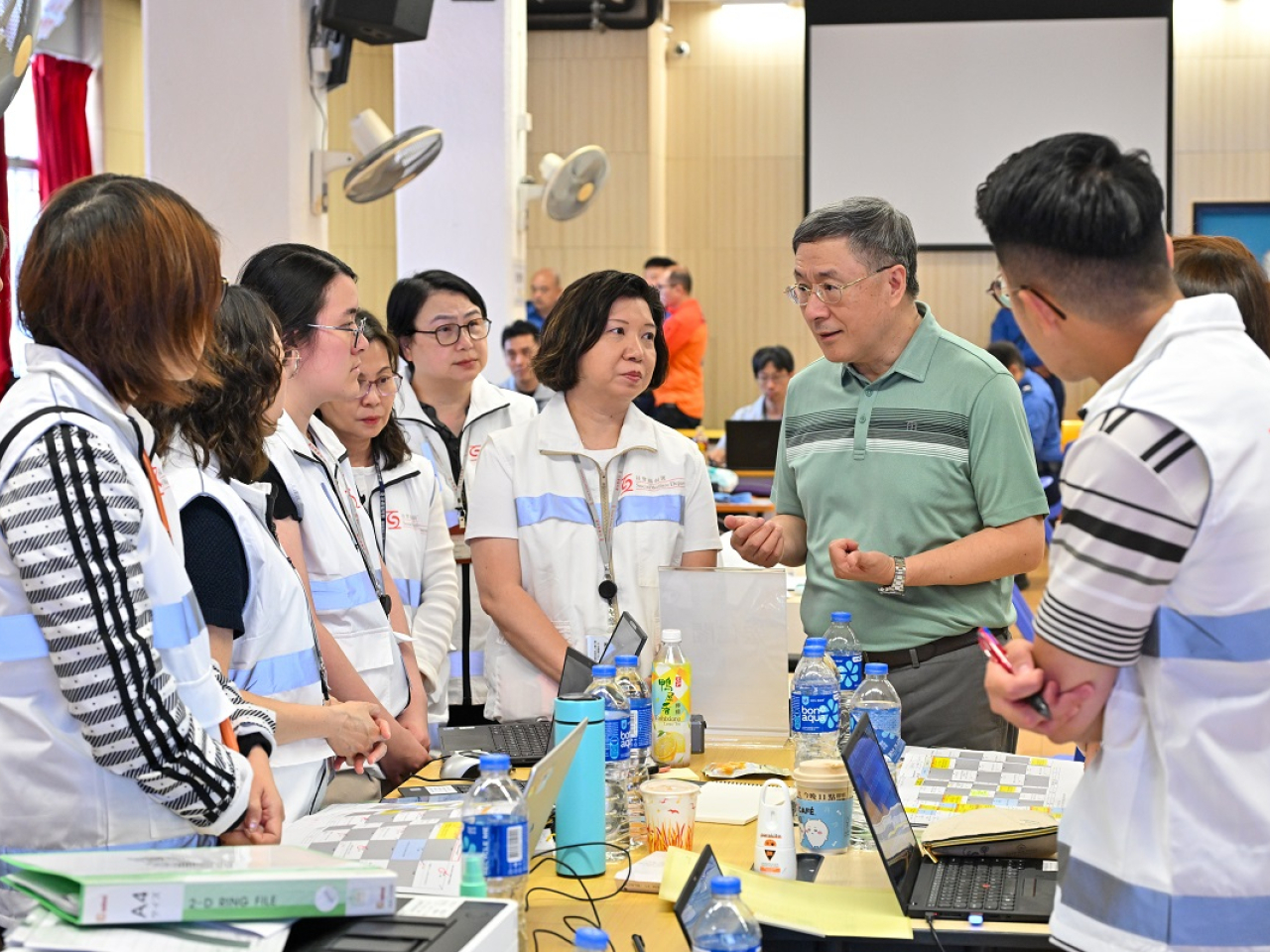 卓永興（右二）勉勵社署人員繼續努力，全力支援居民。（政府新聞處）