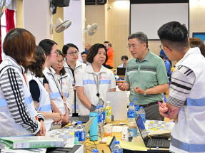 卓永興視察宏福苑居民上樓安排　勉勵人員全力支援居民