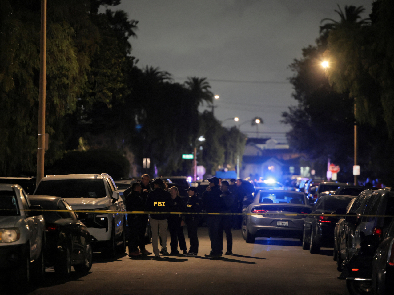 大批人員到疑犯位於洛杉磯郊區托蘭斯的寓所外調查。（路透社）