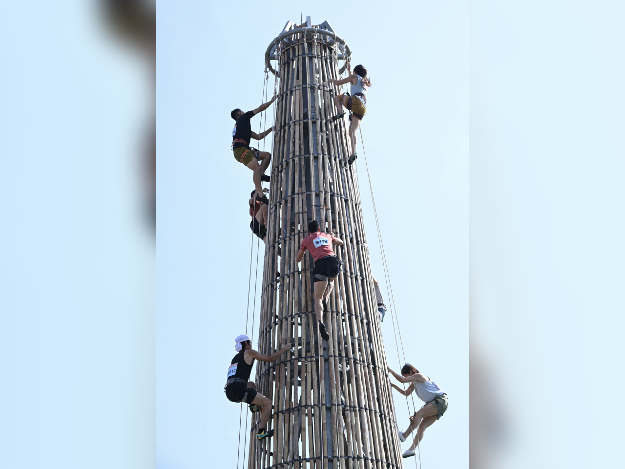 87名參賽者在長洲北帝廟遊樂場足球場參加選拔賽。（政府新聞處）