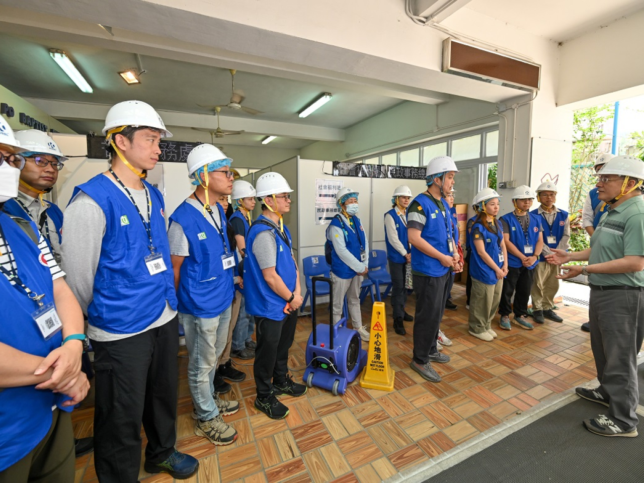 卓永興（右一）為來自地政總署的動員公務員打氣。（政府新聞處）