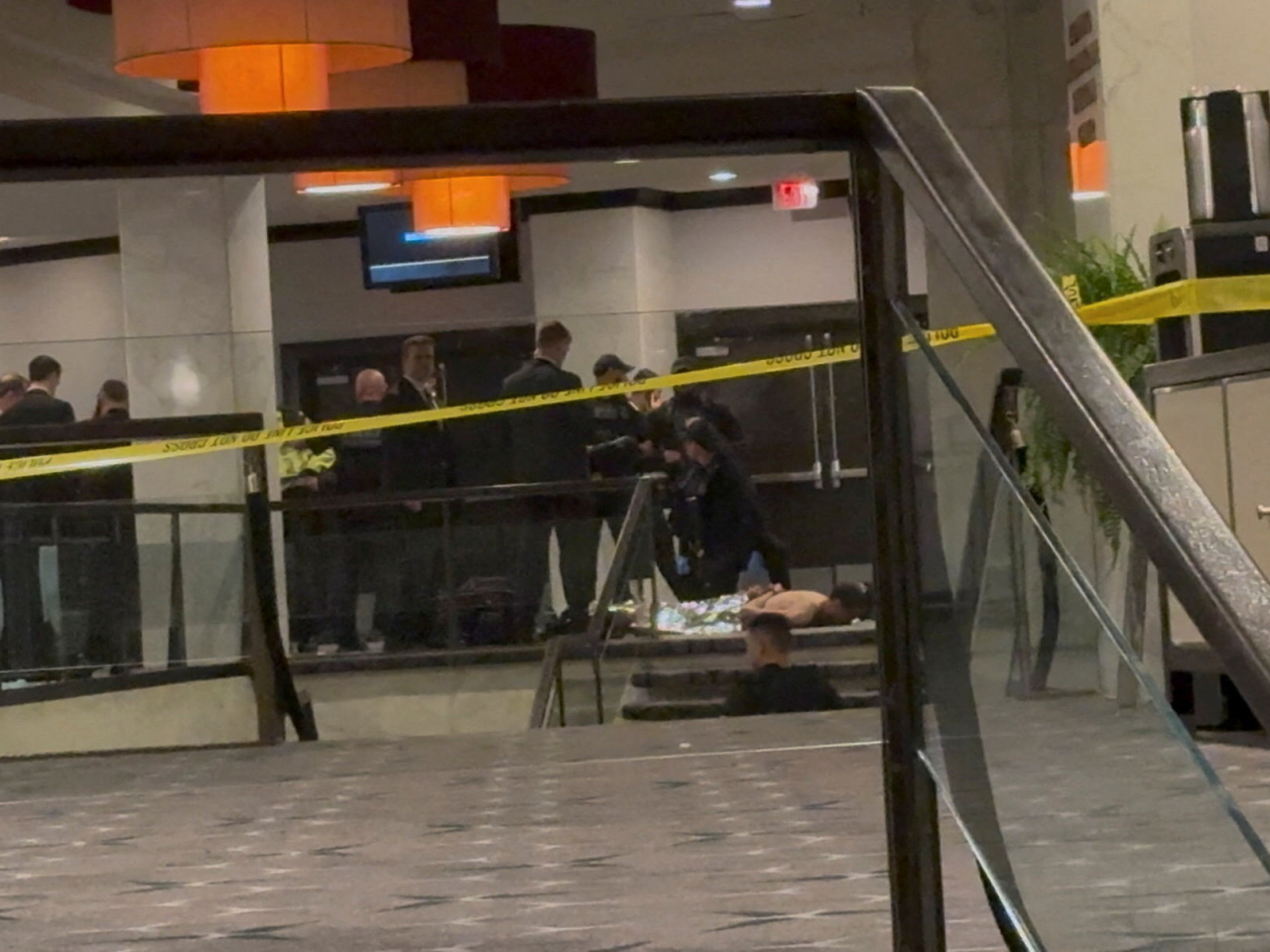 涉案疑犯被制服地上。（路透社）