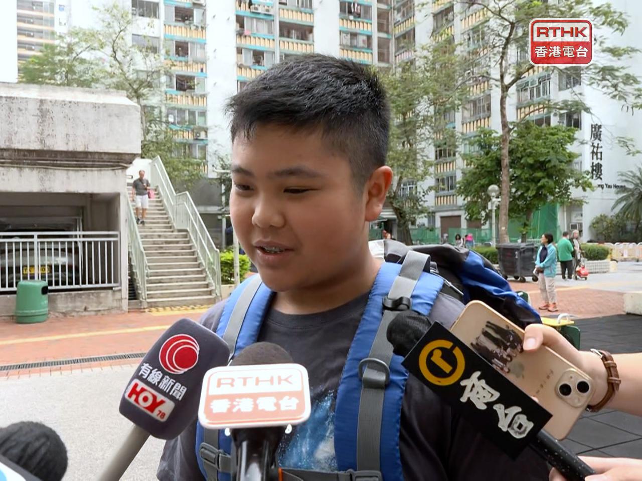 住在宏道閣的13歲中學生表示，主動提出與家人一起上樓，最希望能取回數學比賽的獎狀、獎牌等物品。（梁禎祥攝）