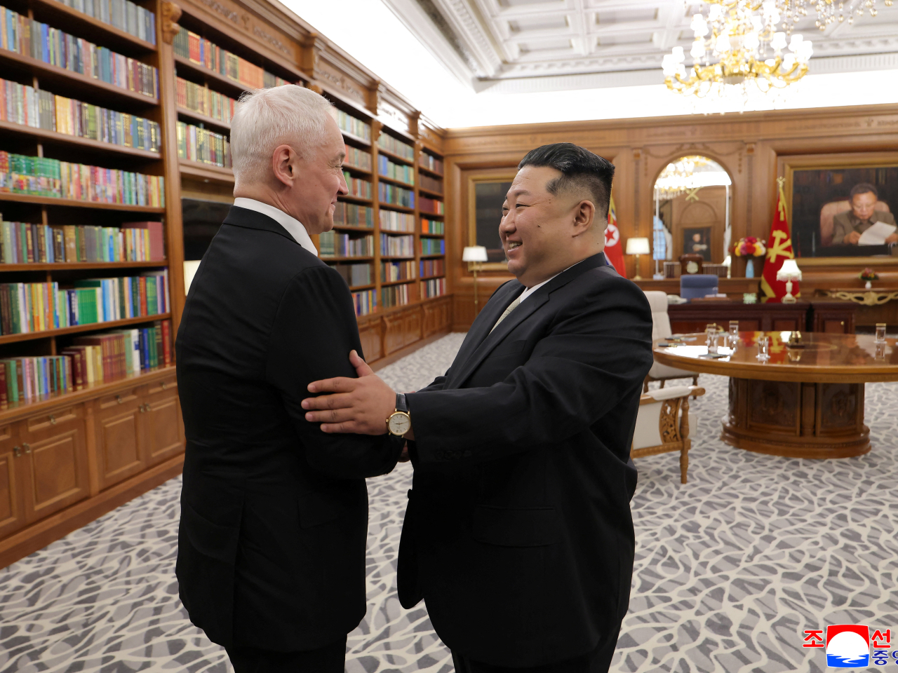 金正恩會見俄羅斯國防部長別洛烏索夫。（路透社）