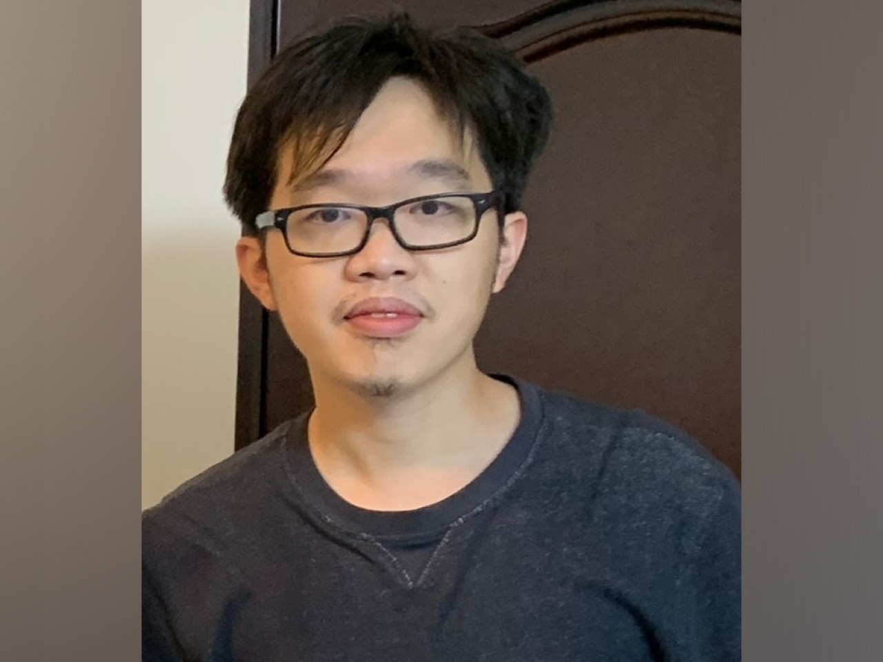 失蹤男子身高約1.75米，體重約75公斤，中等身材，尖面型，黃皮膚及蓄短黑髮。（政府新聞處）