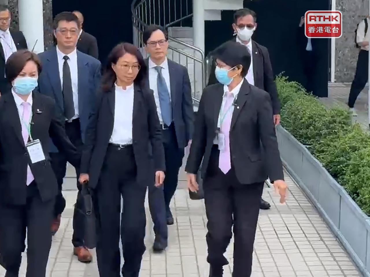 張玉清（前排中）作供時確認，大廈維修工程用發泡膠封窗，屬於屋宇署的規管及執法範疇。（盧紫菁攝）