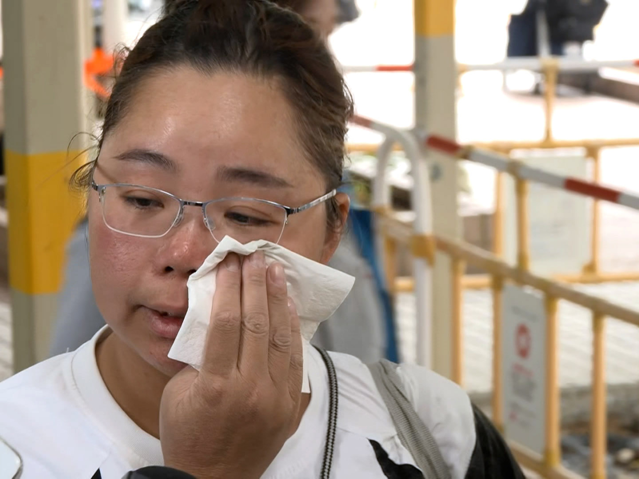 馮小姐感觸落淚，表示所有記載兒時回憶的物品全部都沒有了。（梁禎祥攝）