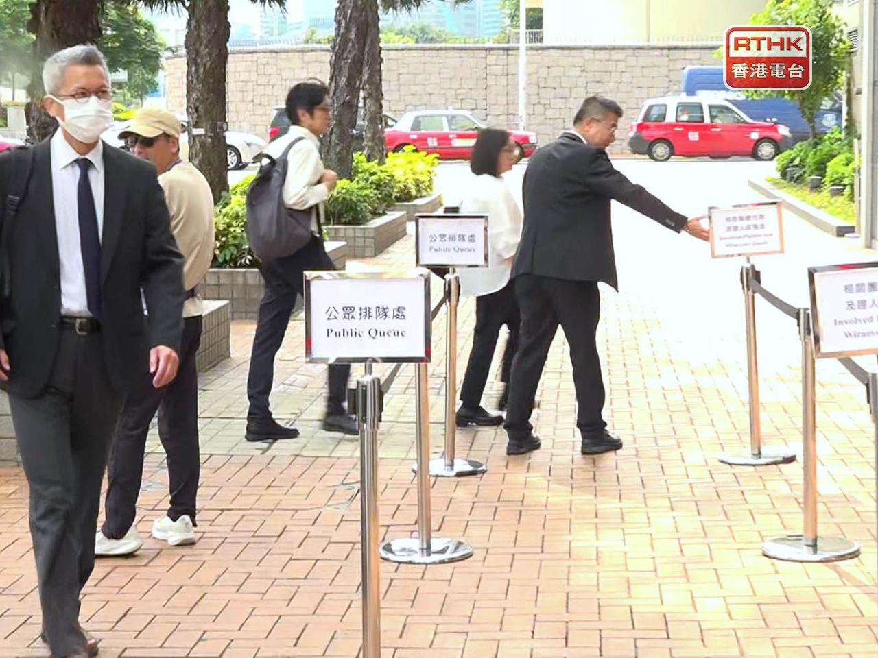 被借調到房屋局獨立審查組的屋宇署前高級屋宇測量師謝錦明（左）下午作供。（郭志強攝）